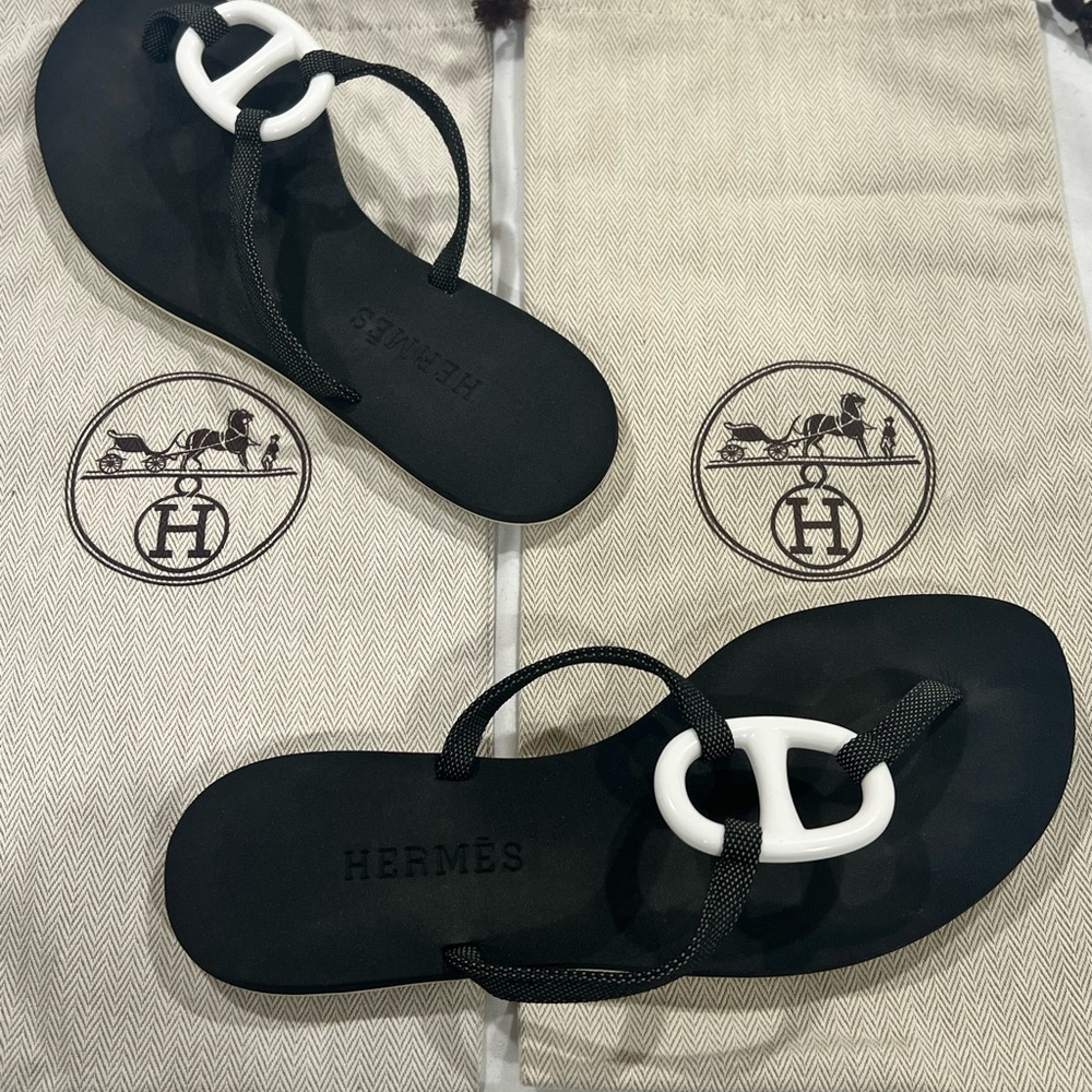 Hermès White H Logo Sandal Hardware with Black Straps